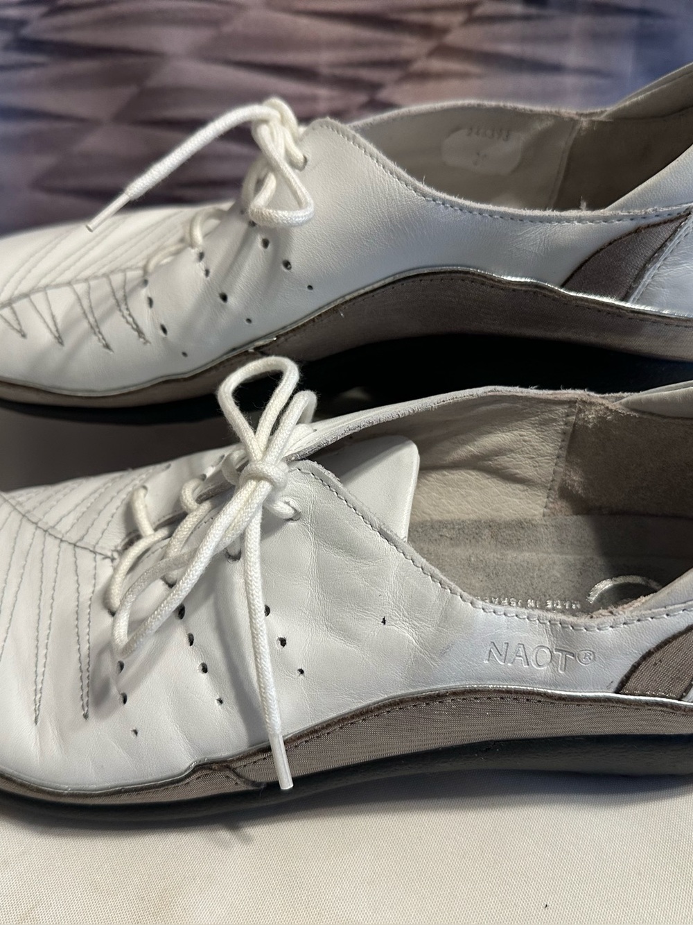 🎄 NAOT Kumara White Silver Leather Size 39